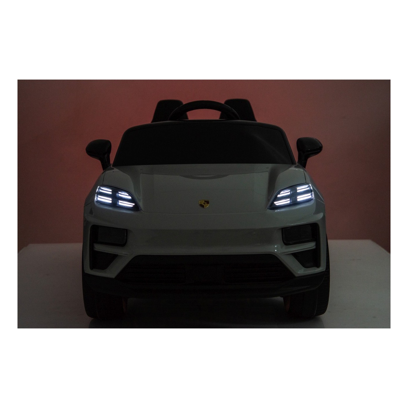 Růžové vozidlo Porsche Macan