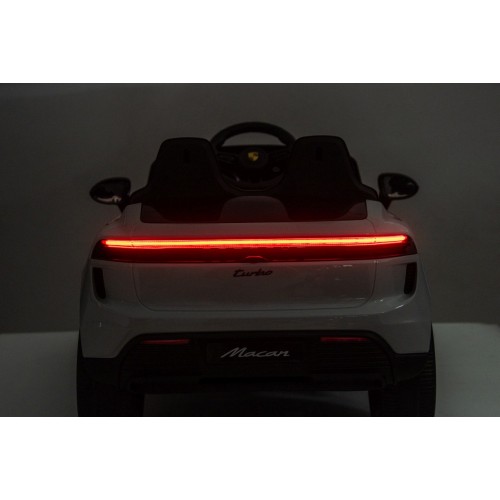 Růžové vozidlo Porsche Macan