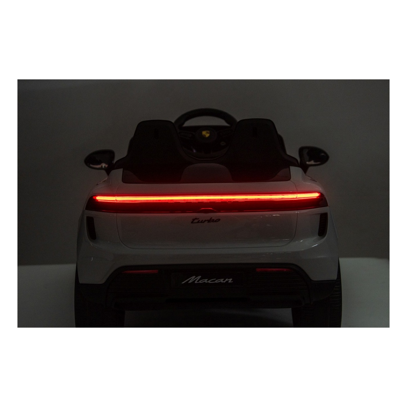 Růžové vozidlo Porsche Macan