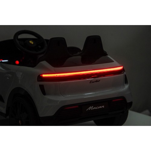 Růžové vozidlo Porsche Macan