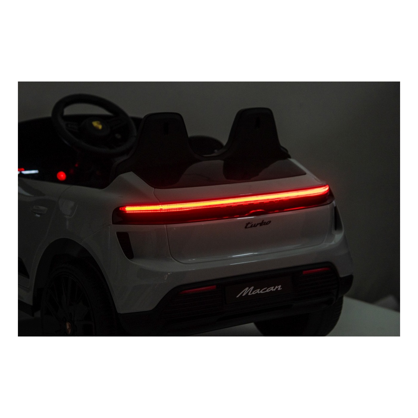 Růžové vozidlo Porsche Macan