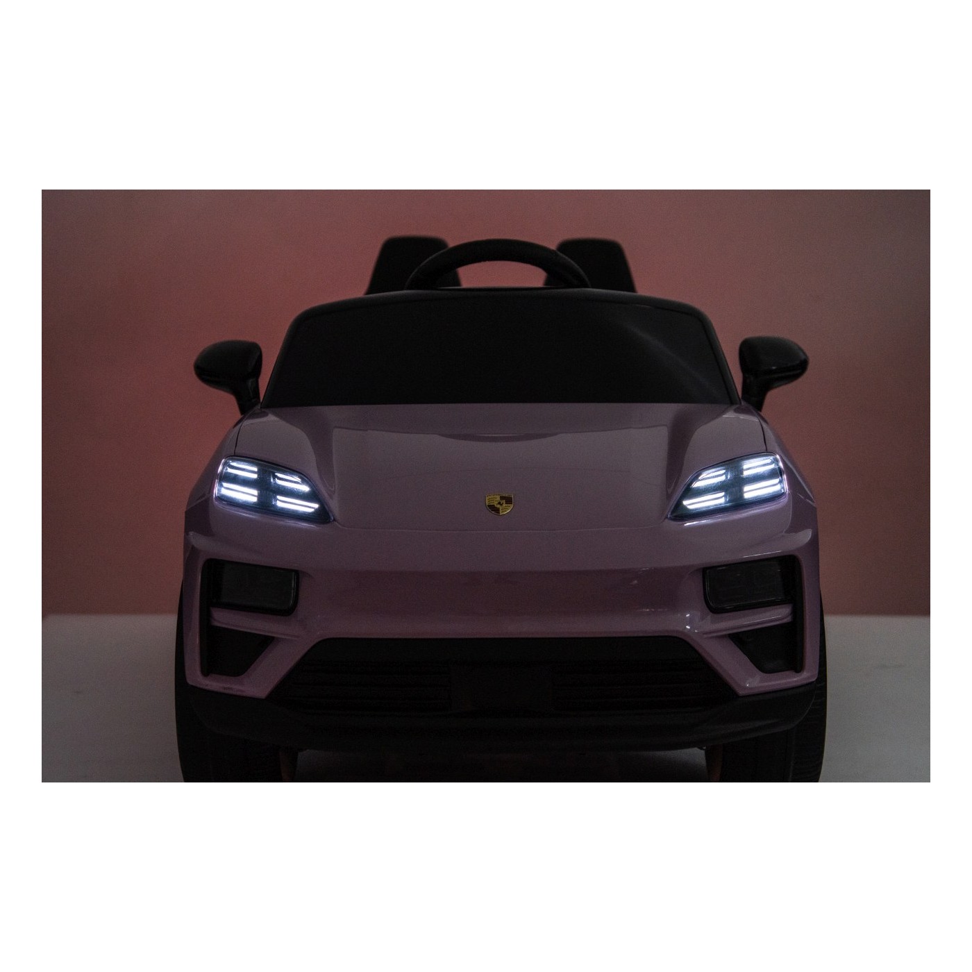 Růžové vozidlo Porsche Macan
