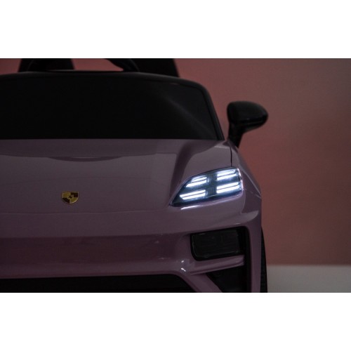 Růžové vozidlo Porsche Macan