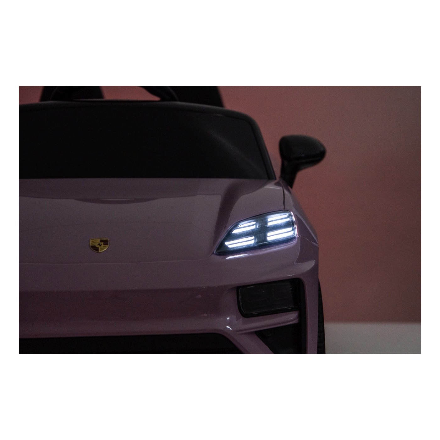 Růžové vozidlo Porsche Macan