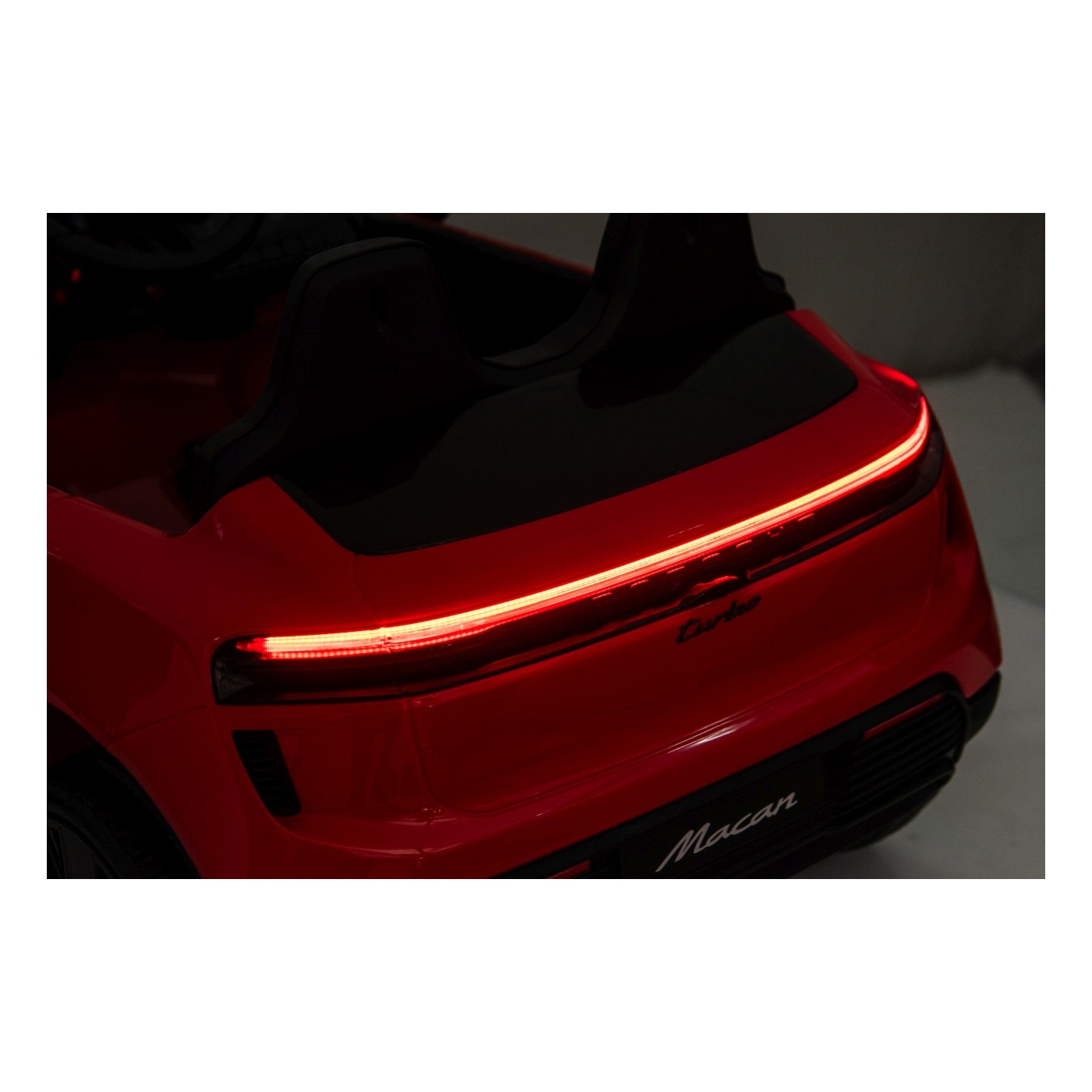 Červené vozidlo Porsche Macan