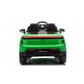 Zelené vozidlo Porsche Macan