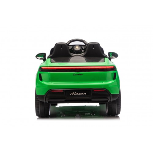 Zelené vozidlo Porsche Macan