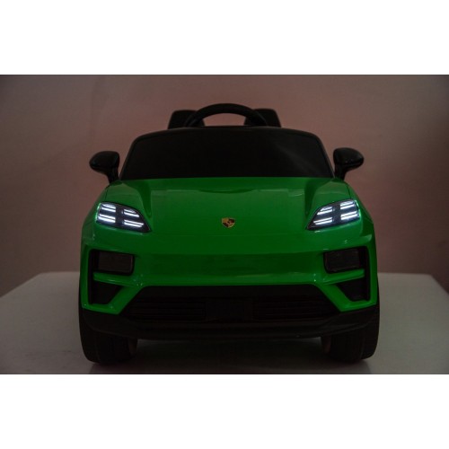 Zelené vozidlo Porsche Macan