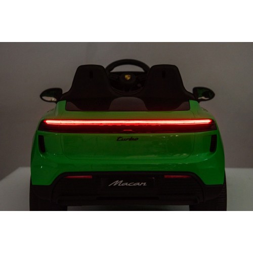 Zelené vozidlo Porsche Macan
