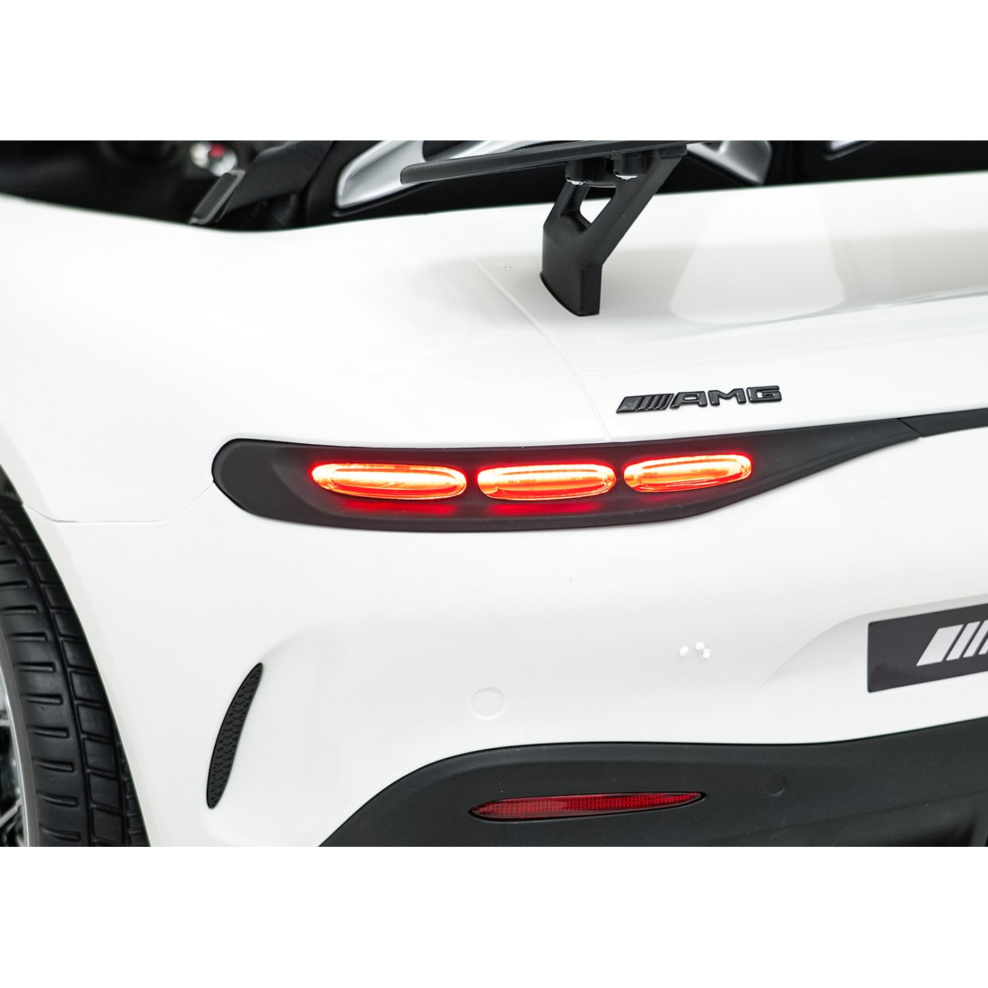 Vozidlo Mercedes Benz GT63 AMG bílá