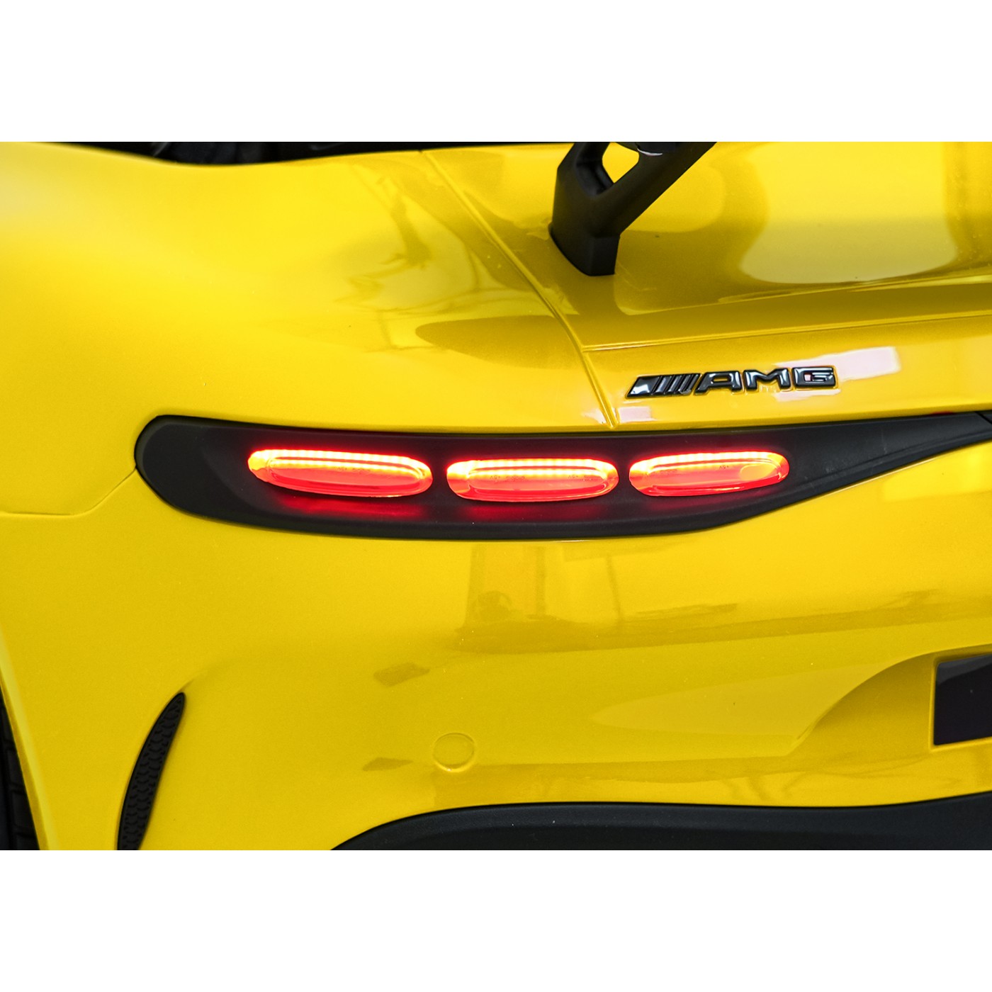 Vozidlo Mercedes Benz GT63 AMG žluté