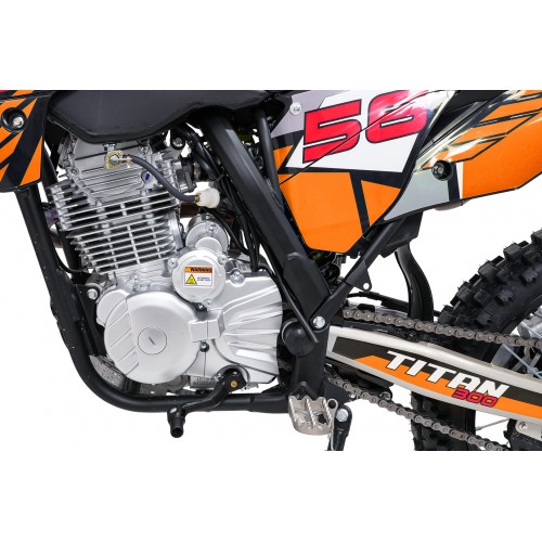 Vozidlo s oranžovým spalovacím motorem TITAN 300cc
