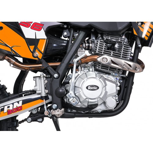 Vozidlo s oranžovým spalovacím motorem TITAN 300cc