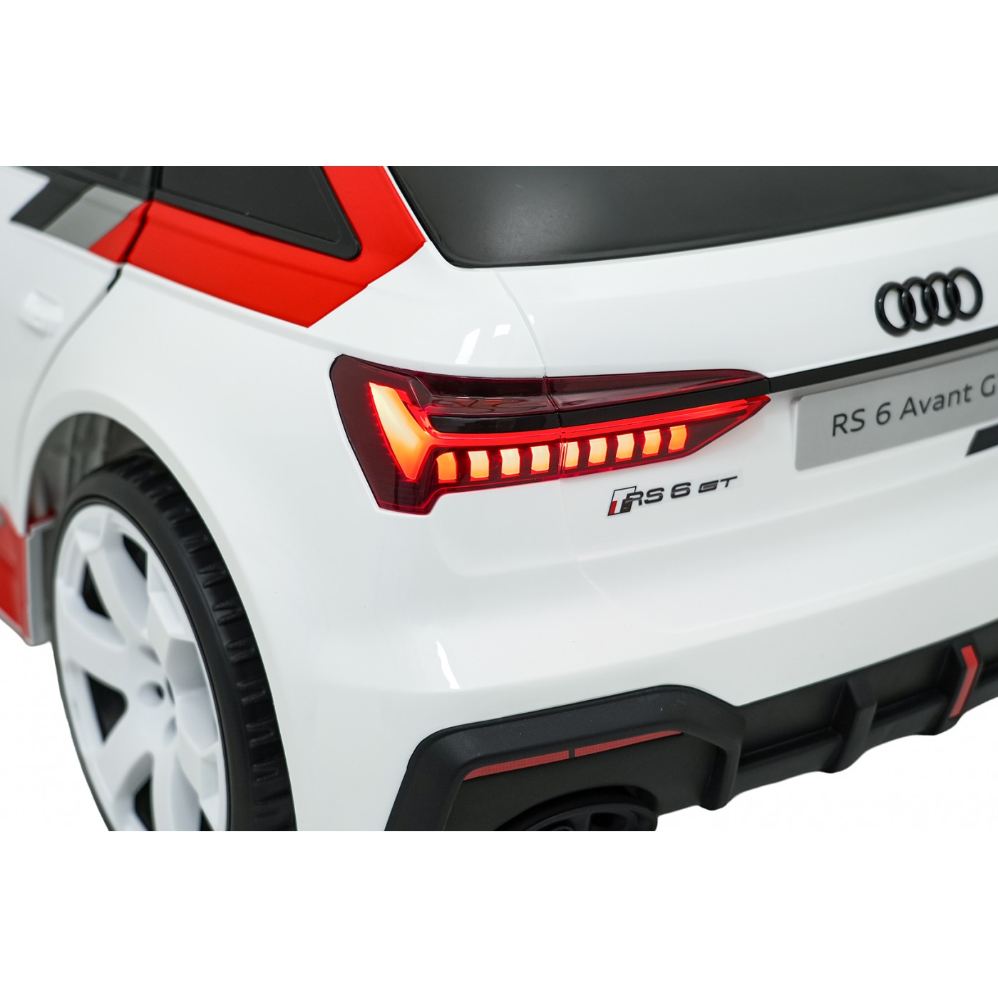 Vozidlo Audi RS6 Avant GT bílá