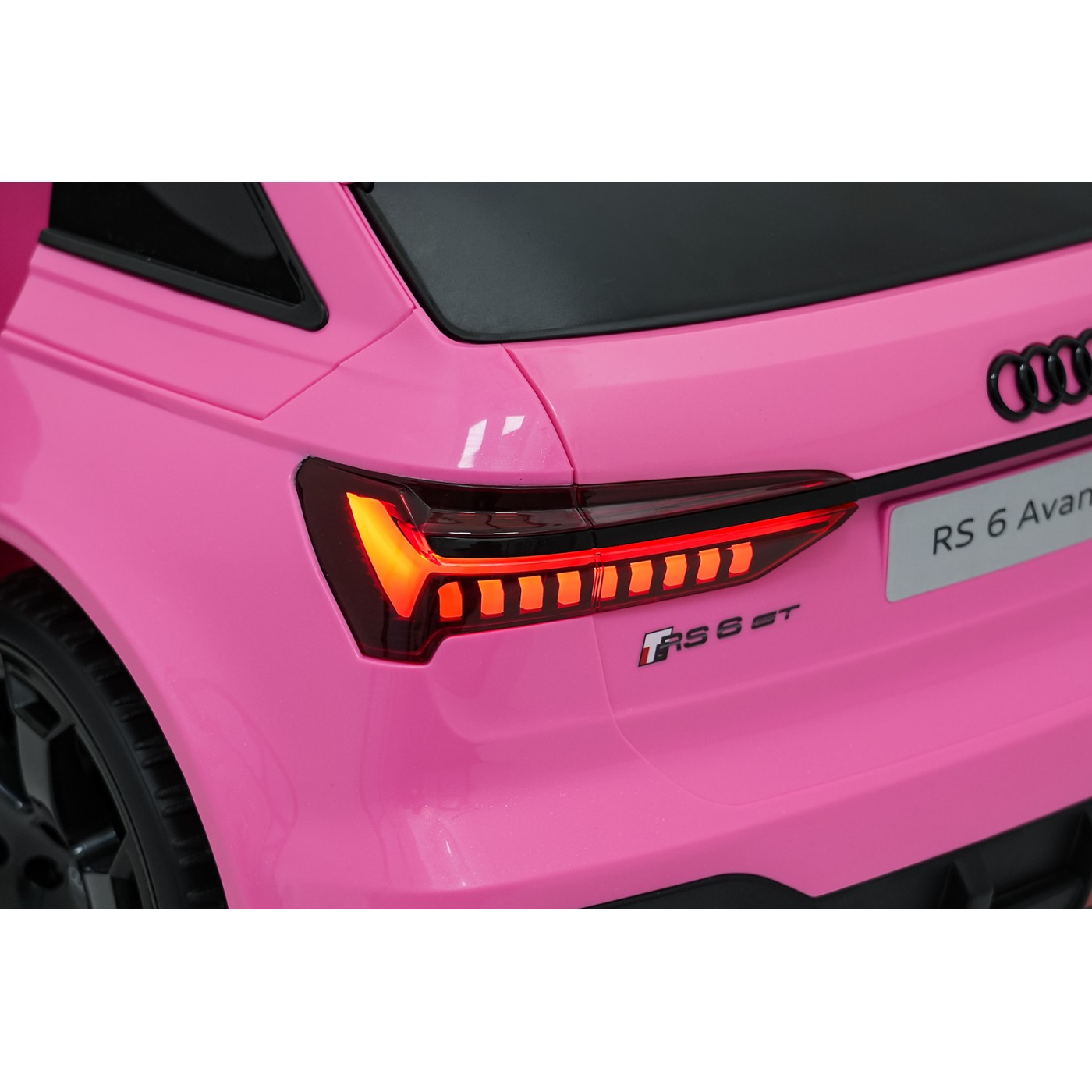 Růžové vozidlo Audi RS6 Avant GT