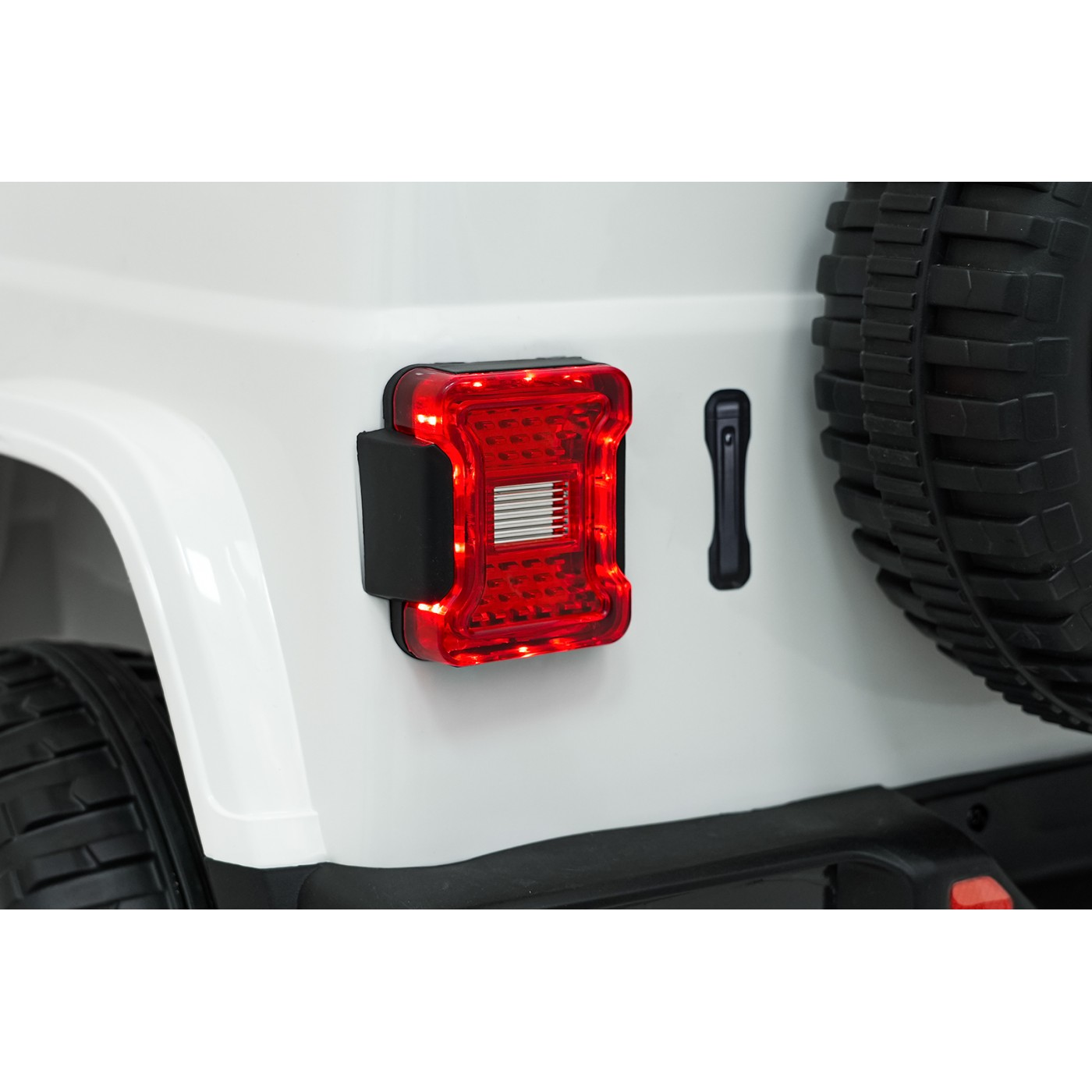 Jeep Wrangler Rubicon LIFT bílé vozidlo