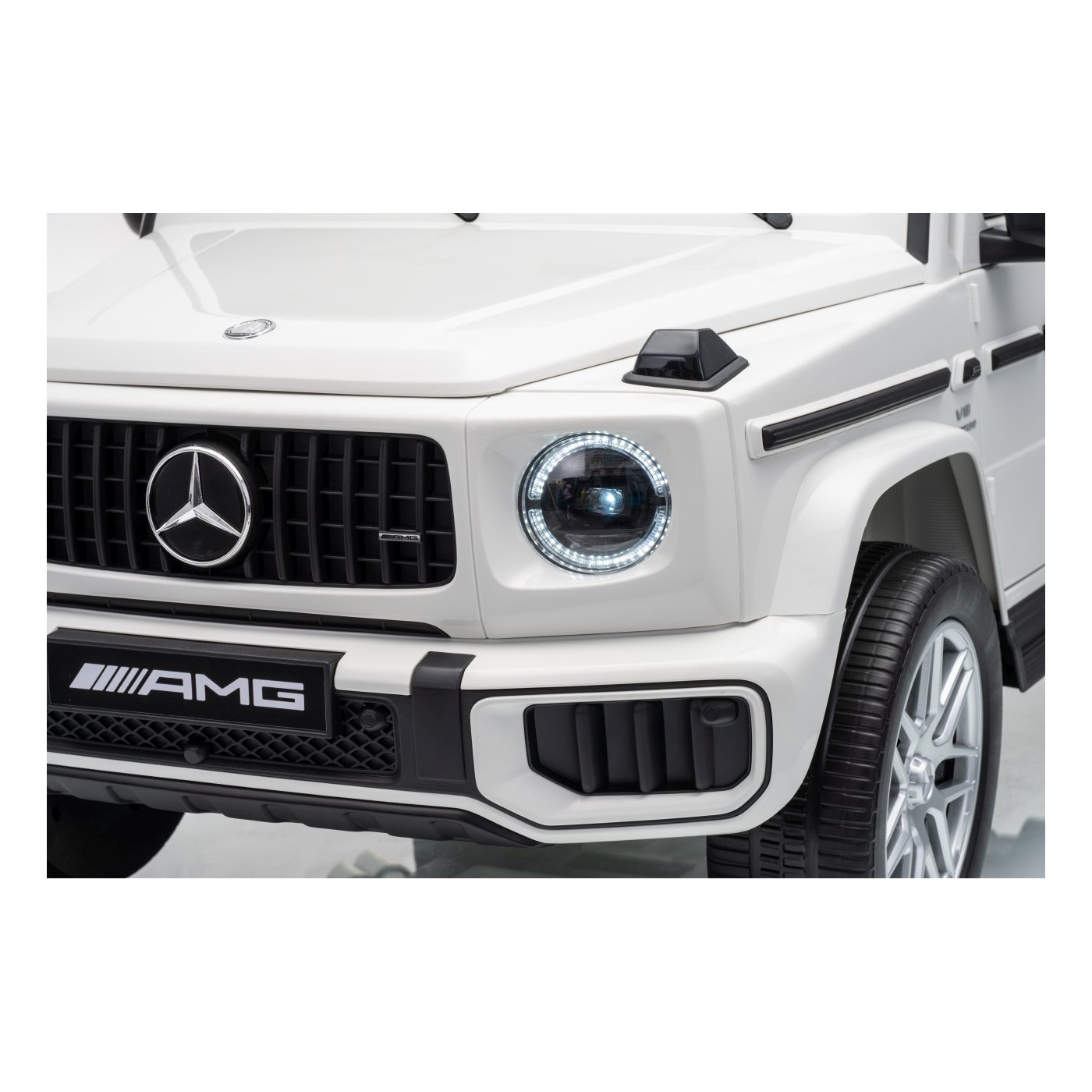 Mercedes G63 AMG bílý vůz
