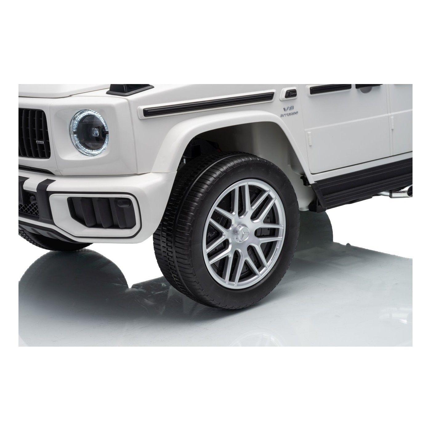 Mercedes G63 AMG bílý vůz