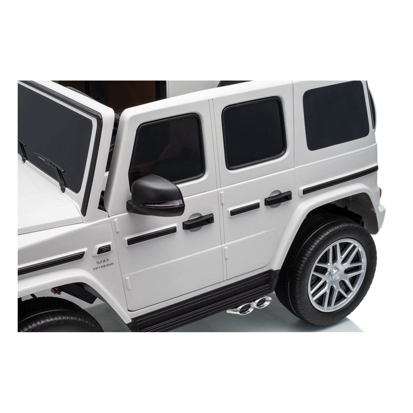 Mercedes G63 AMG bílý vůz