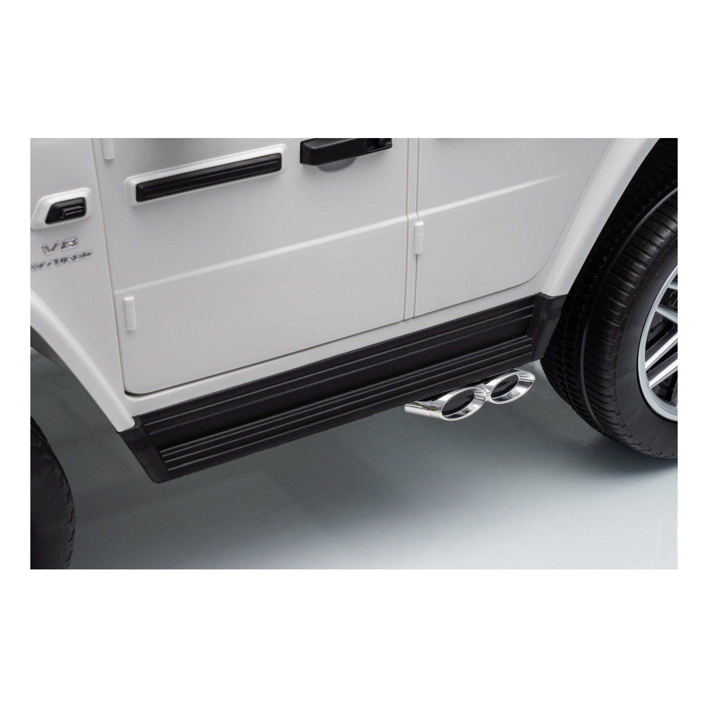 Mercedes G63 AMG bílý vůz