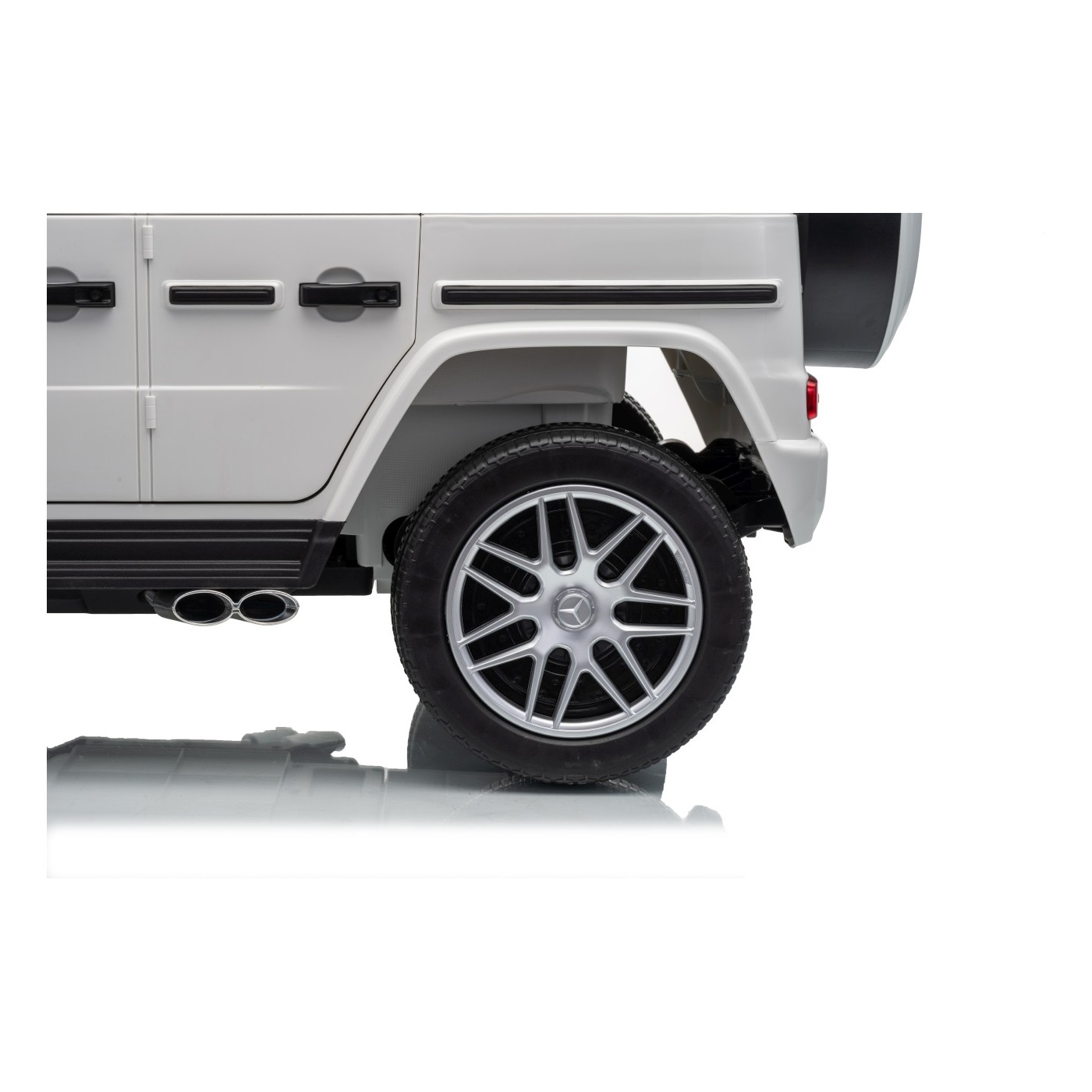 Mercedes G63 AMG bílý vůz