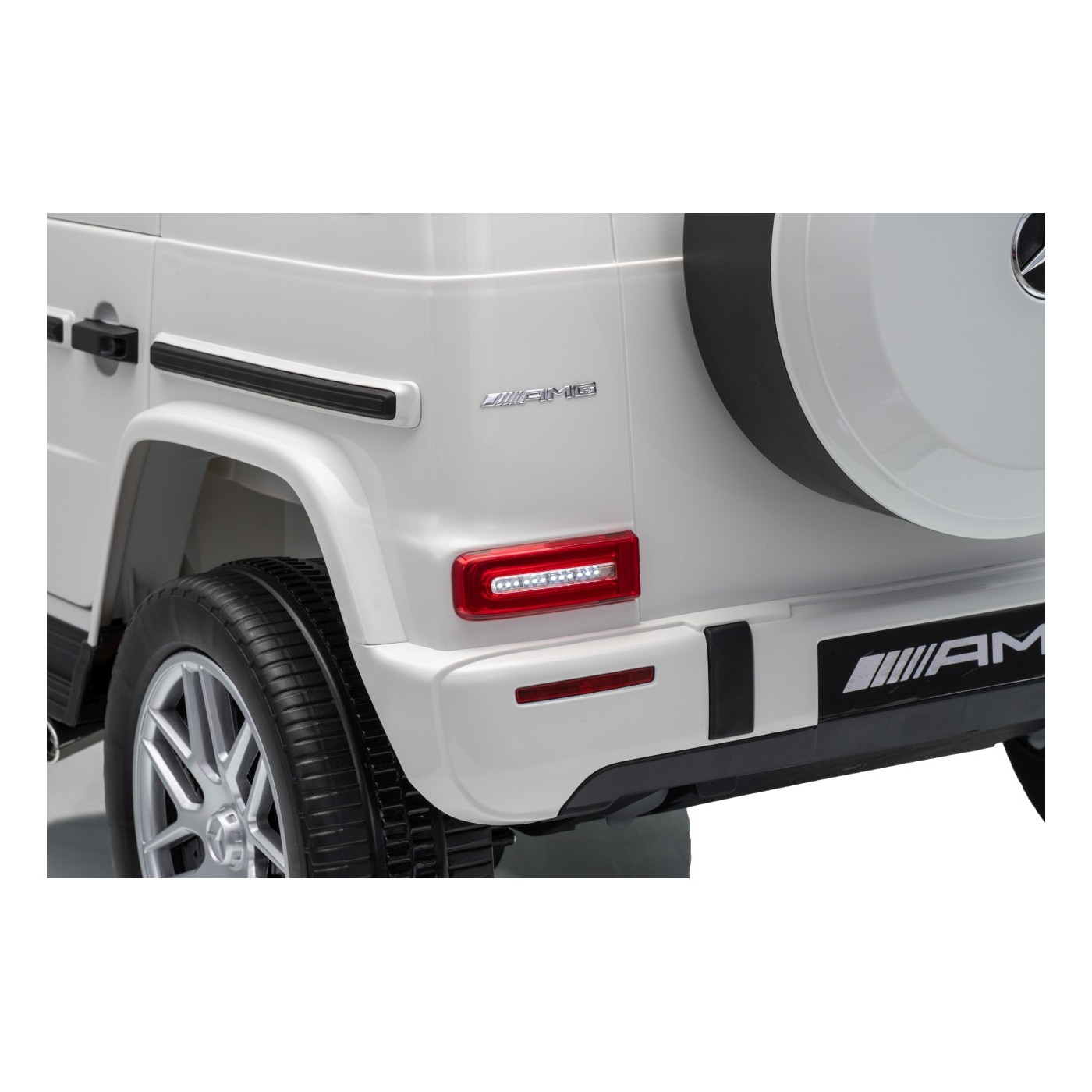 Mercedes G63 AMG bílý vůz