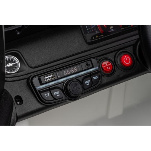 Mercedes G63 AMG bílý vůz