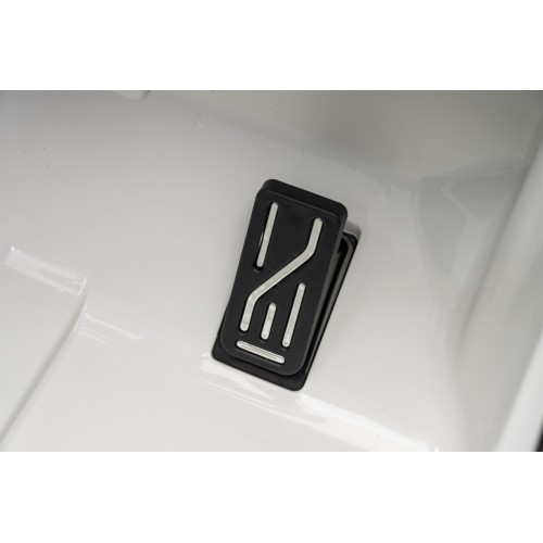 Mercedes G63 AMG bílý vůz