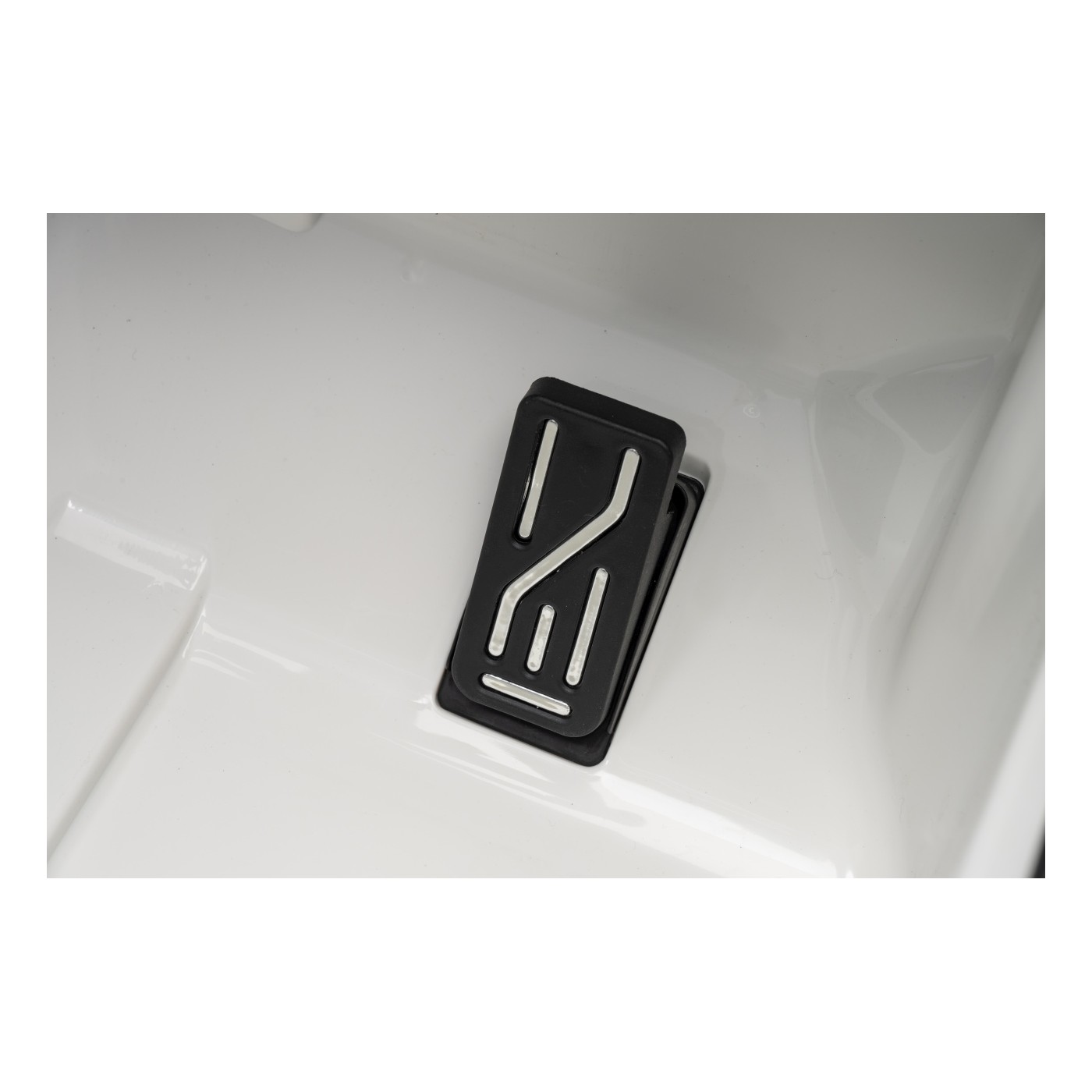 Mercedes G63 AMG bílý vůz