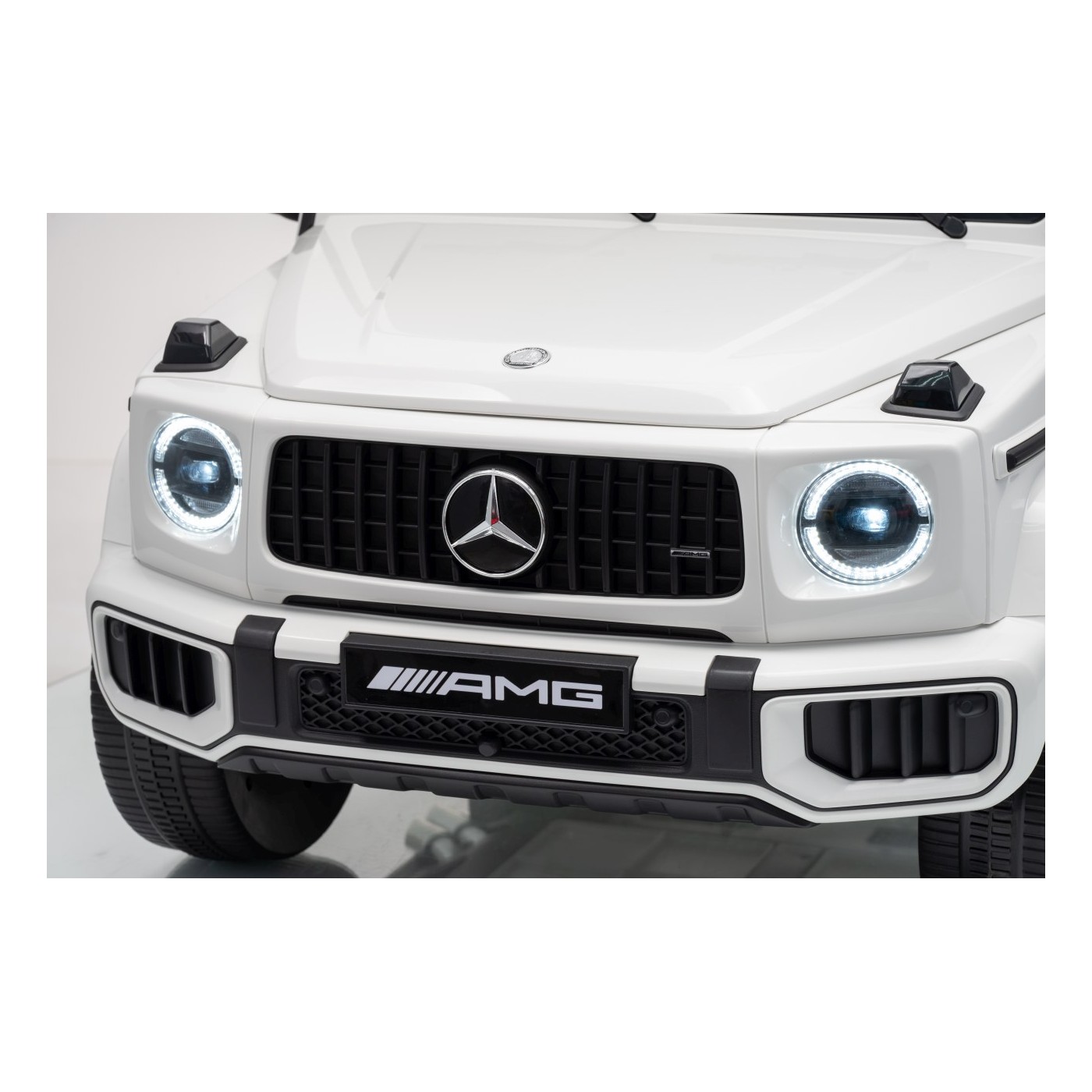 Mercedes G63 AMG bílý vůz