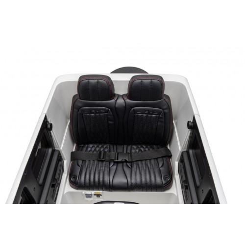 Mercedes G63 AMG bílý vůz