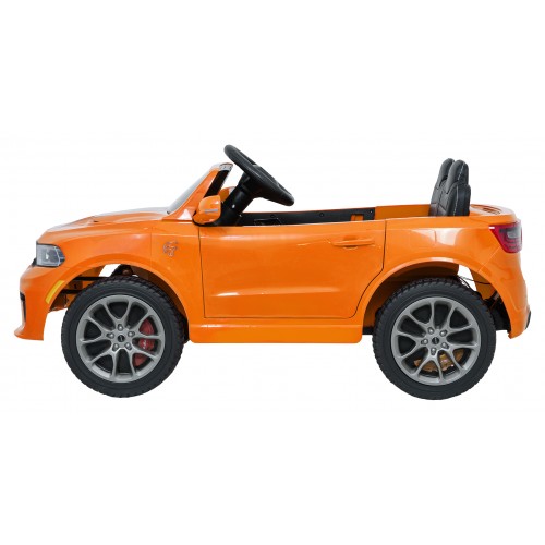 Oranžové vozidlo Dodge Durango