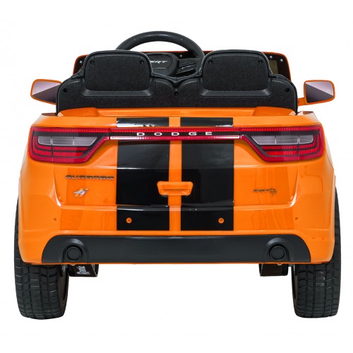Oranžové vozidlo Dodge Durango