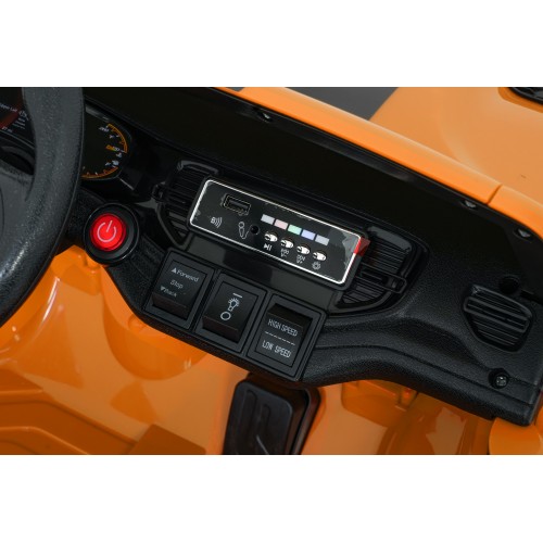 Oranžové vozidlo Dodge Durango