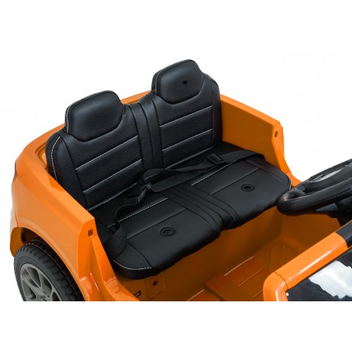 Oranžové vozidlo Dodge Durango