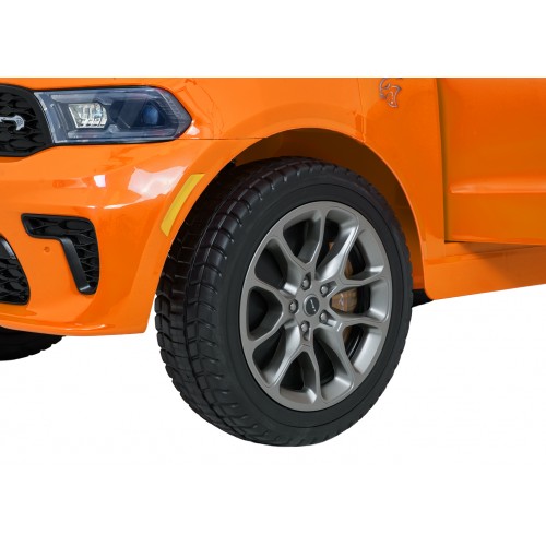 Oranžové vozidlo Dodge Durango