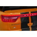 Oranžové vozidlo Dodge Durango