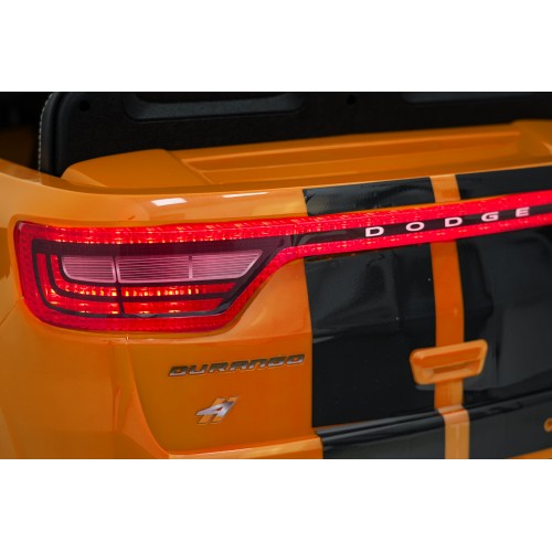 Oranžové vozidlo Dodge Durango