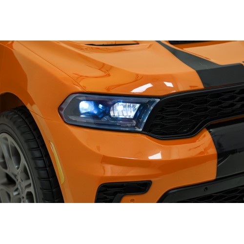 Oranžové vozidlo Dodge Durango