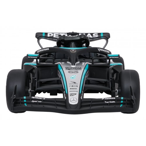 Černý závodní vůz AMG PETRONAS F1