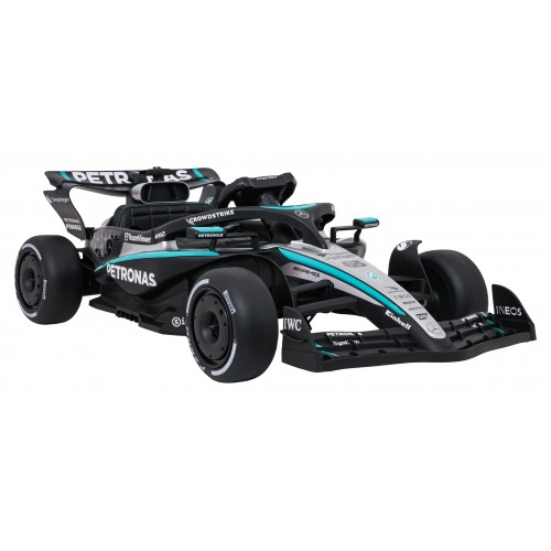 Černý závodní vůz AMG PETRONAS F1