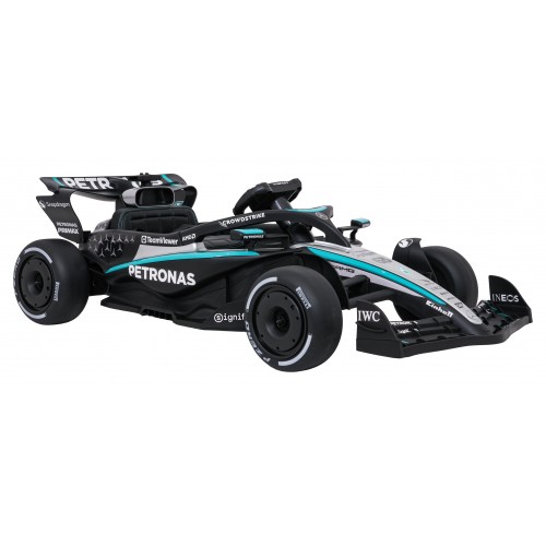 Černý závodní vůz AMG PETRONAS F1