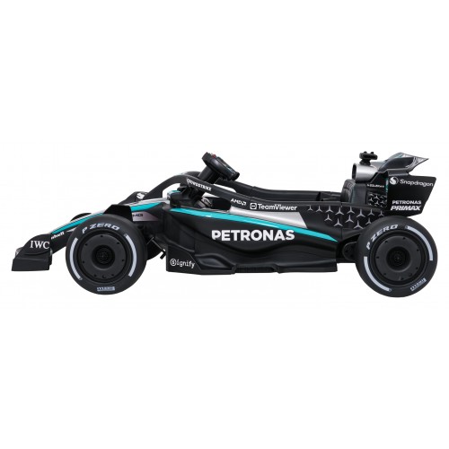 Černý závodní vůz AMG PETRONAS F1