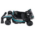 Černý závodní vůz AMG PETRONAS F1