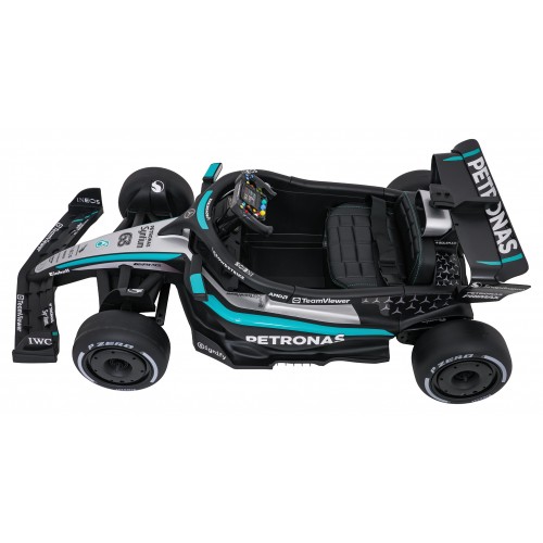 Černý závodní vůz AMG PETRONAS F1