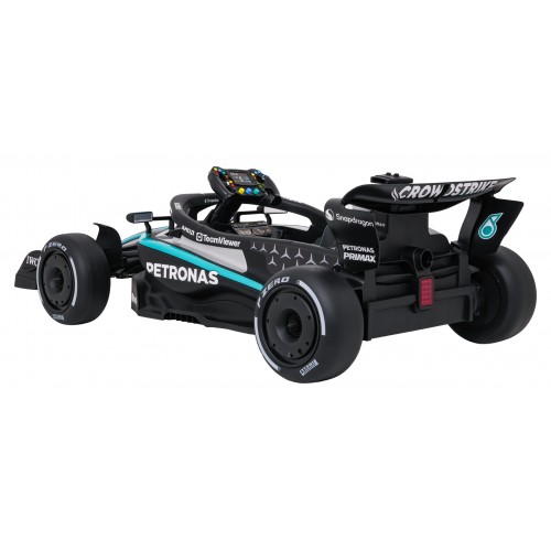 Černý závodní vůz AMG PETRONAS F1