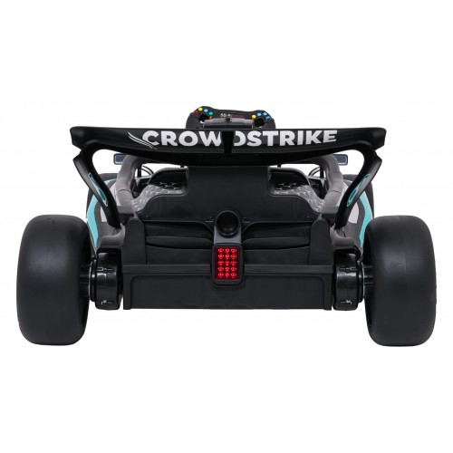 Černý závodní vůz AMG PETRONAS F1