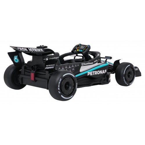 Černý závodní vůz AMG PETRONAS F1
