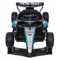 Černý závodní vůz AMG PETRONAS F1