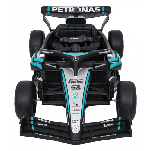 Černý závodní vůz AMG PETRONAS F1